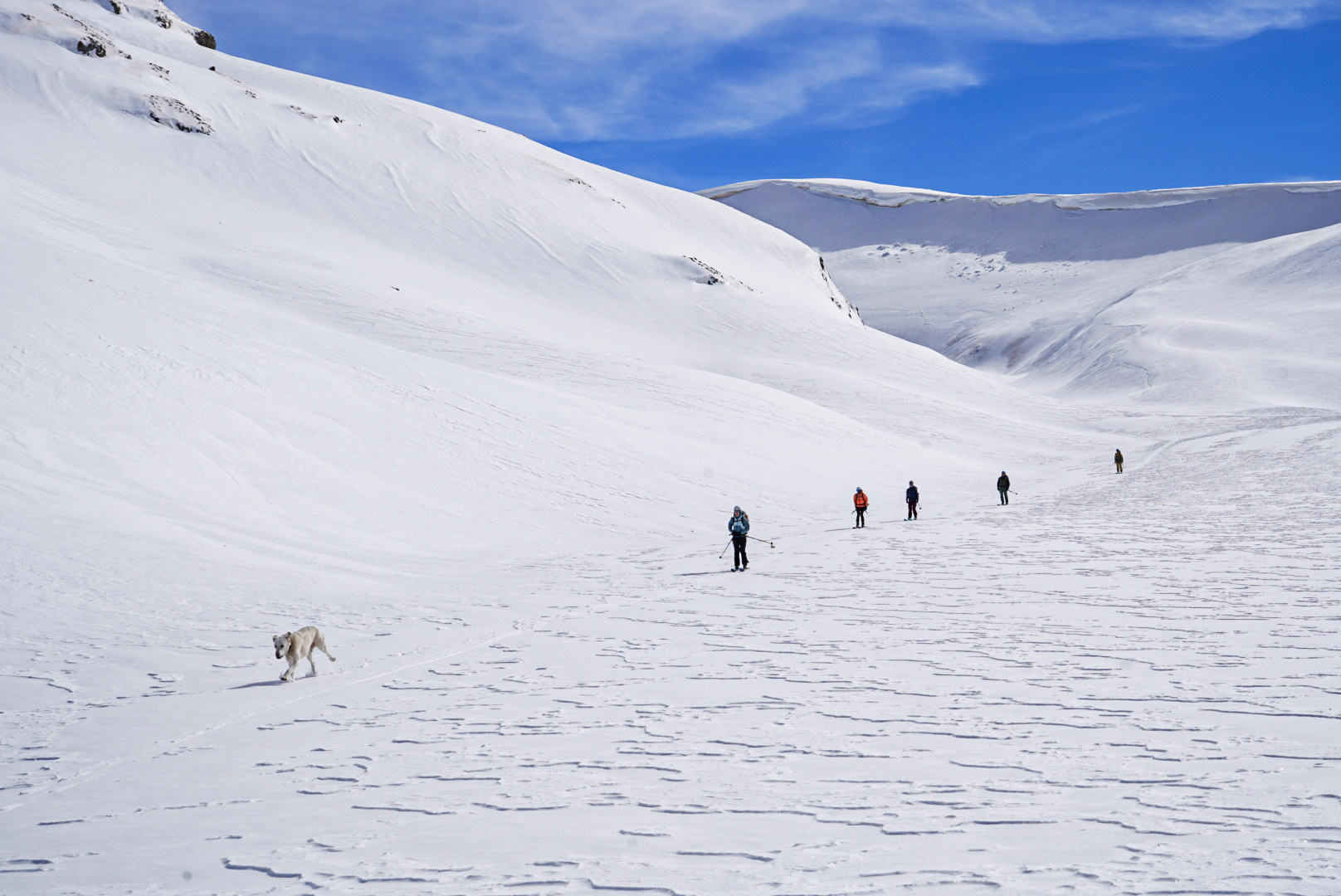 Grande pente de neige, tzoumerka — vallée de matsouki, lors d’une itinérance à ski en Grèce.